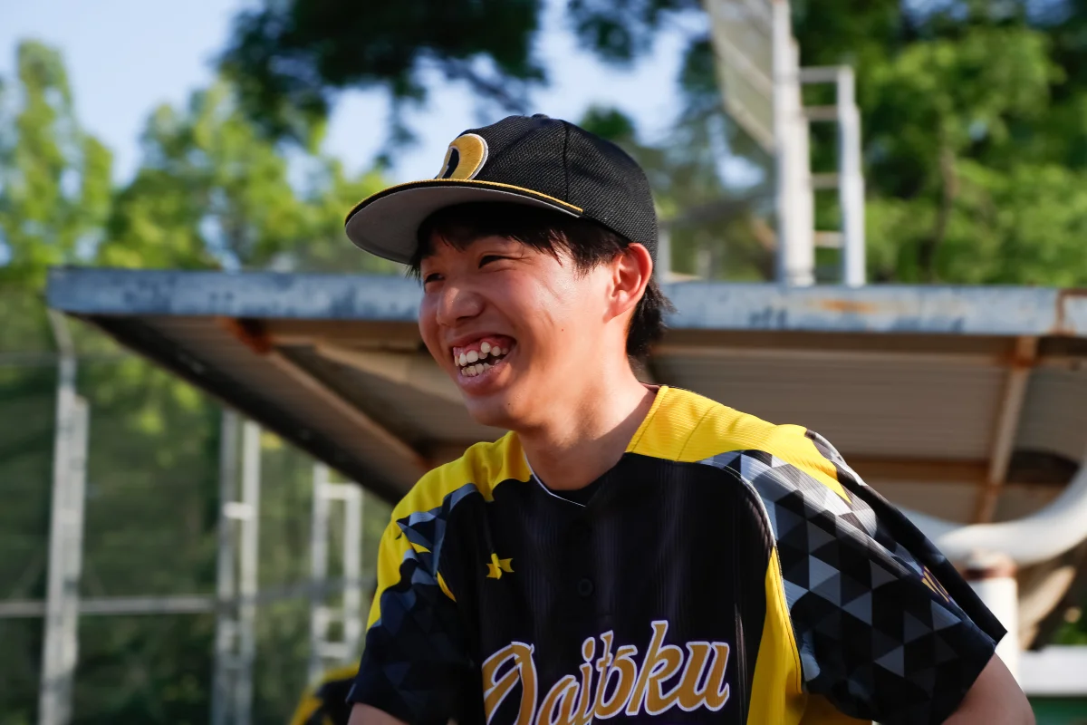 ユニフォーム姿で笑顔の嶋田さん