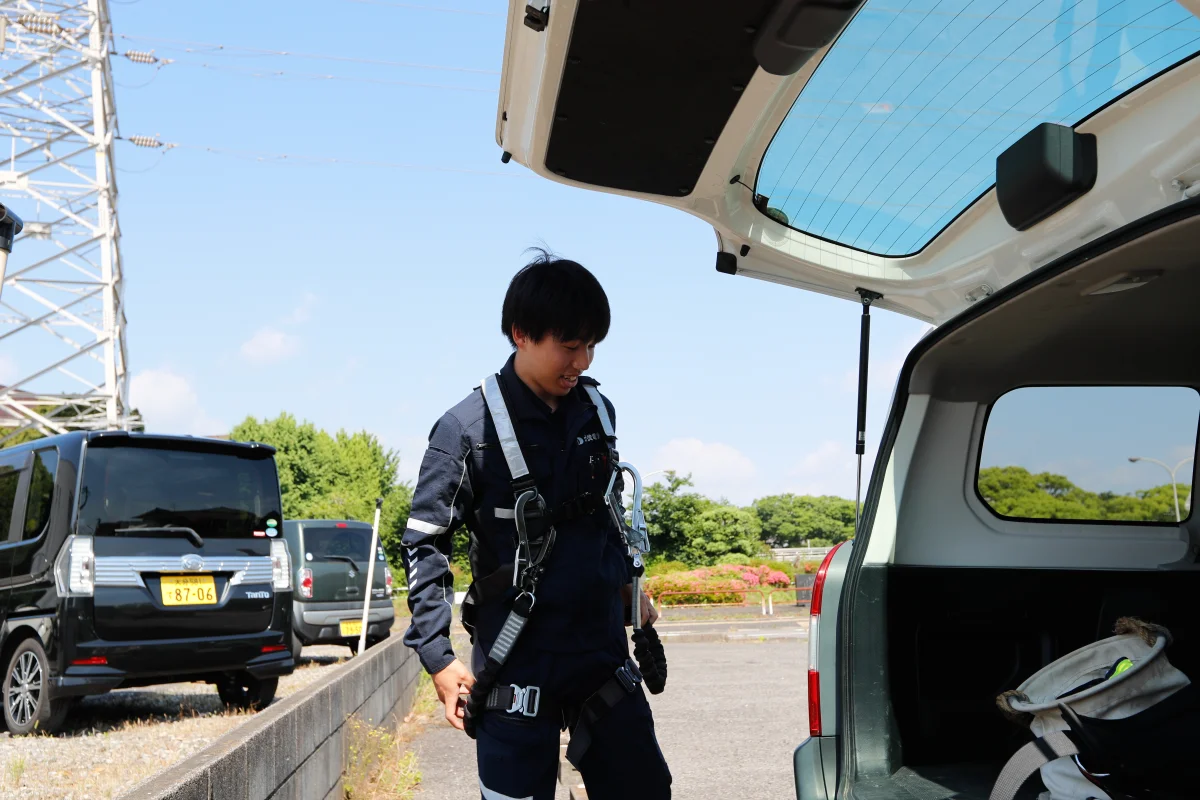 ハーネスを装着して現場入りする嶋田さん