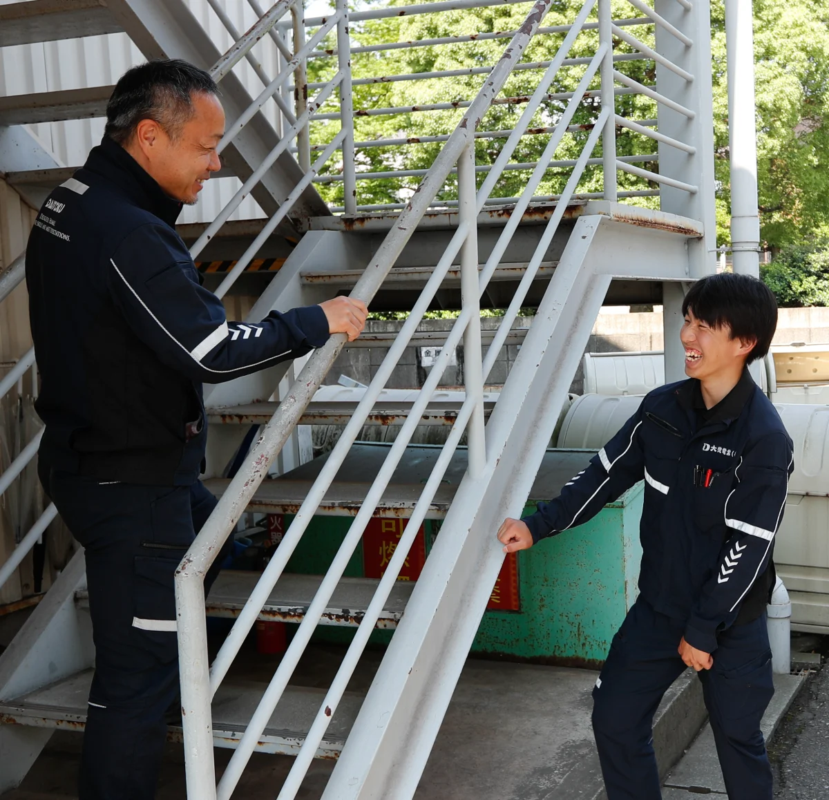 先輩と笑い合う嶋田さん