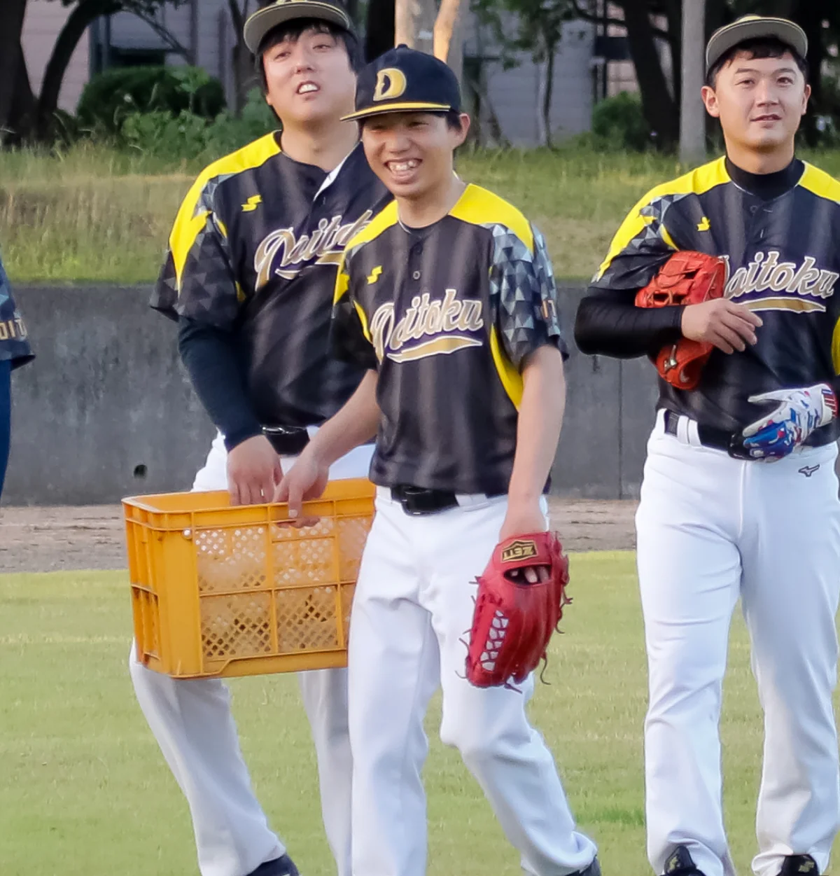 練習を終えて笑顔で歩く嶋田さんとチームメイト