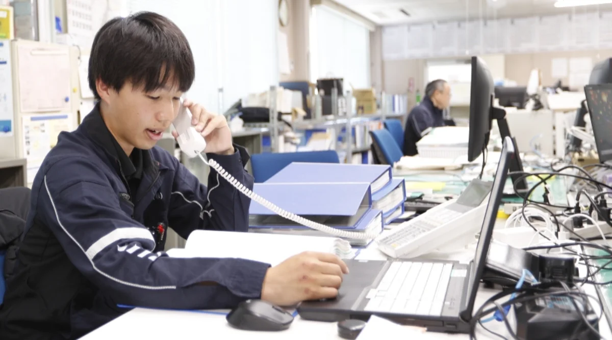 現場事務で電話対応する嶋田さん